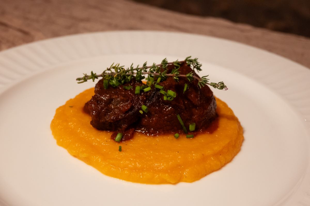 Carrillera con puré de calabaza