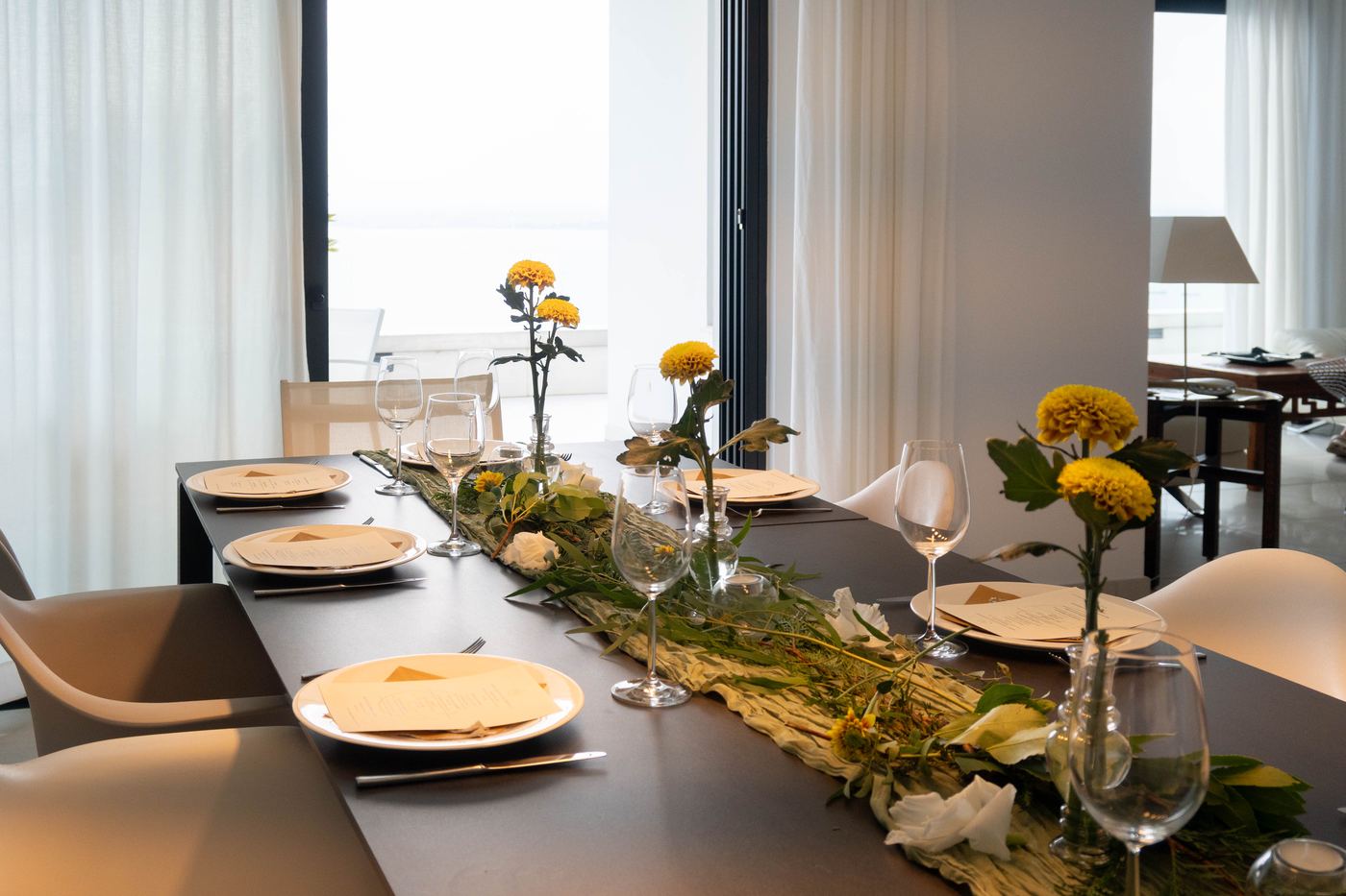 Mesa privada en villa con vistas al mar